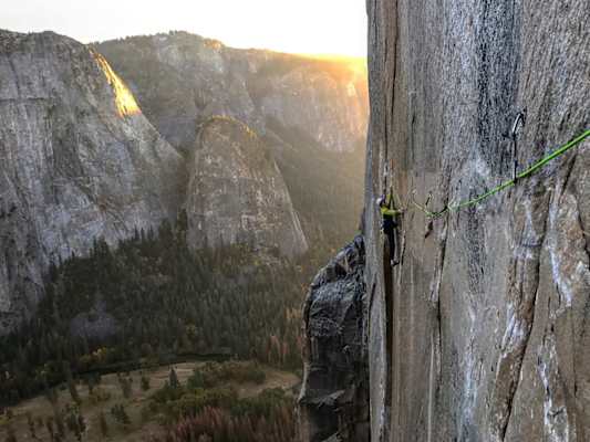 Kalifornien. Yosemite Valley. El Capitan. Dawn Wall. Sonnenaufgang. Und Adam Ondra mittendrin