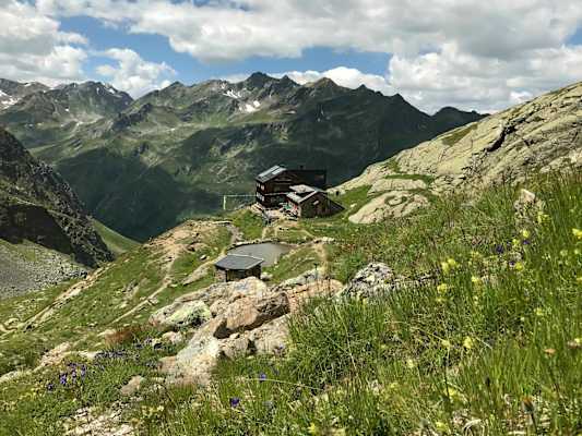 Blick auf Hütte