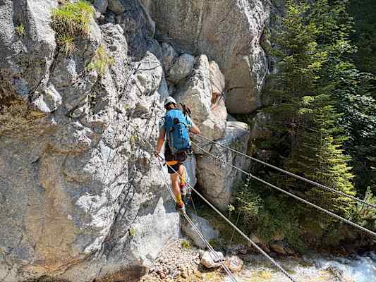 Der Hias-Klettersteig beginnt direkt über dem Wasser der Silberkarklamm.