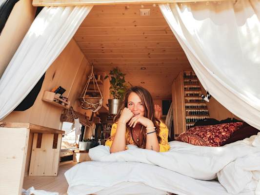 Laura fühlt sich sichtlich wohl in ihrem Zuhause auf vier Rädern