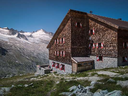 Die Kürsingerhütte heute. Im Hintergrund: Der Große Geiger