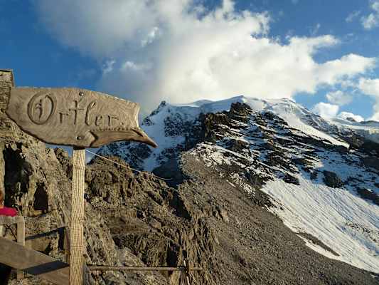 ortler_mit_schild_ch_schwann_okoalpin.JPG