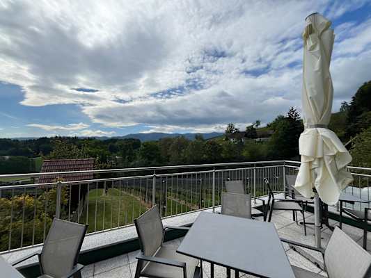 Aussicht von der Terrasse des Weingutes Peiserhof in der Südsteiermark