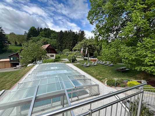 Peiserhof in der Südsteiermark: überdachter Pool und Liegestühle