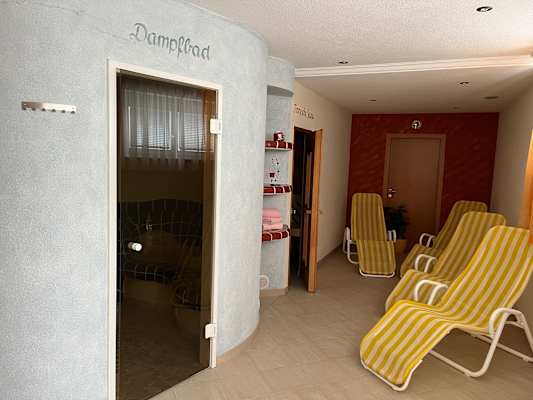 Weingut und Hotel Peiserhof - Wellnessbereich mit Liegestühlen vor dem Zugang zum Dampfbad