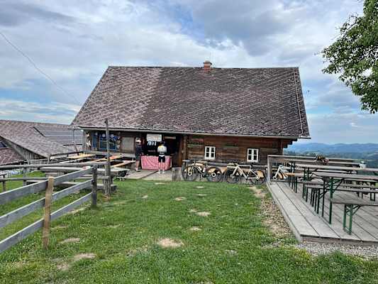 Almhütte Remschniggalm in der Südsteiermark mit Tischen und Bänken