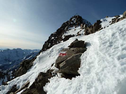 Schneefelder können sich auf Übergängen und nordseitiger Exposition bis weit in den Sommer hinein halten.