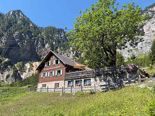 Die Silberkarhütte ist der letzte Einkehrpunkt vor dem Abstieg durch die Klamm.