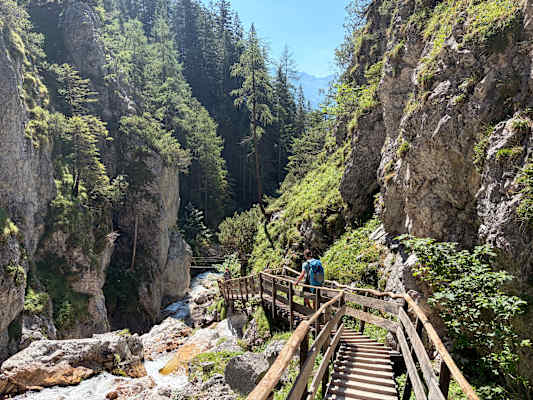 Holzstege, Stufen und Brücken führen durch die enge Silberkarklamm.