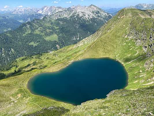 Blick auf den tieflauen Twenger Almsee
