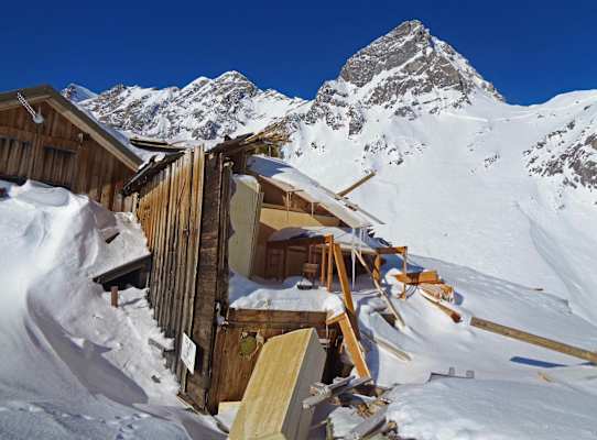 Der Eingangsbereich der Hütte im Frühling 2019