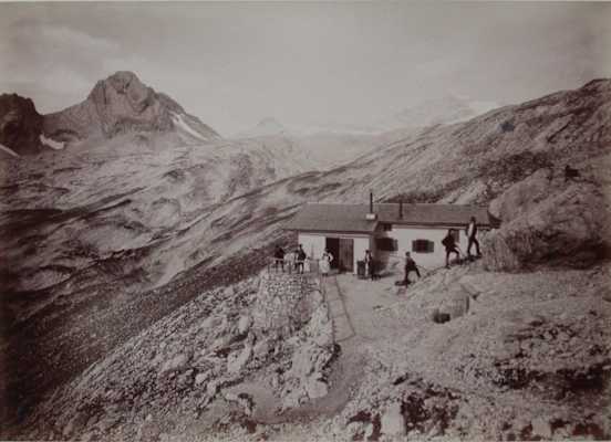 Bergsteiger vor der Knorrhütte am Platt, die Fotografie kann auf den Zeitraum 1881-1886 eingegrenzt werden (Bernhard Johannes Fop/ Archiv des DAV, München)