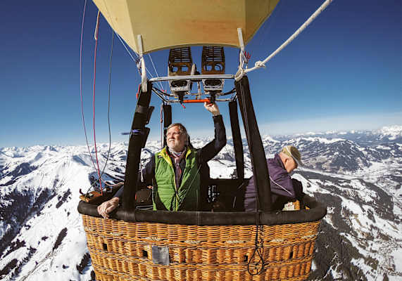 Die Piloten in luftiger Höhe, dahinter Bergpanorama.