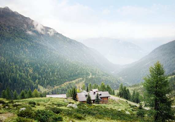 Die Porzehütte zwischen grünen Almwiesen