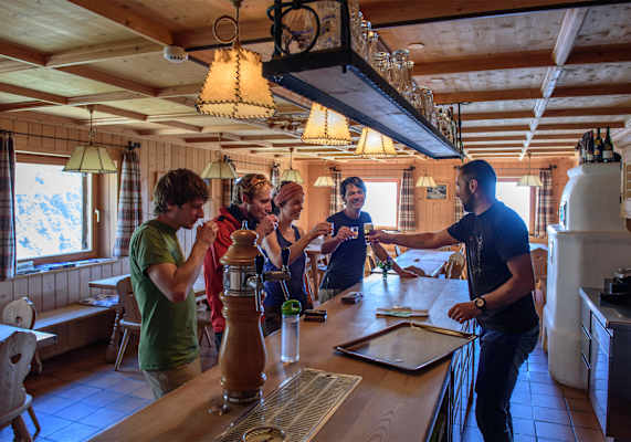 An der Schank wird man mit Schnaps verköstigt.