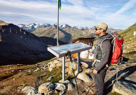Die umliegenden Viertausender sind alle auf der Panoramatafel vermerkt.