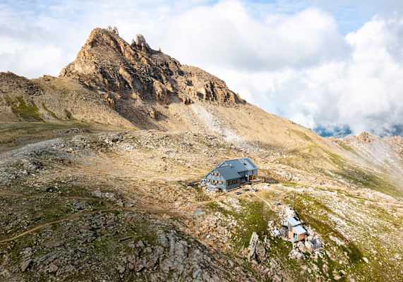 Die Cabane des Becs de Bosson liegt eingebettet in hochalpines Gelände.