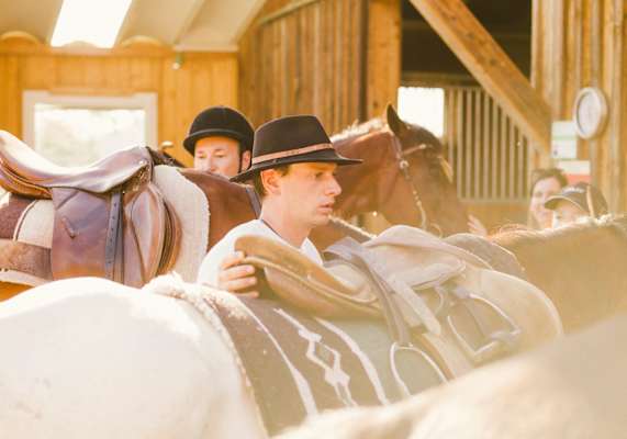Mann mit Pferd