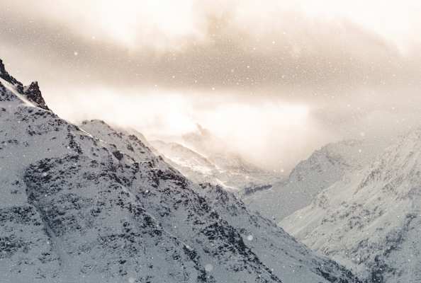 Schneeflocken im Sonnenaufgang über Verbier