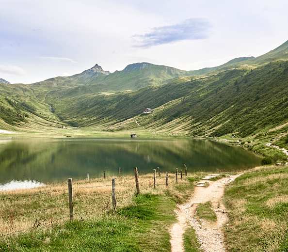 Tappenkarsee, Tappenkarsee-Hütte im Hintergrund, Salzburg