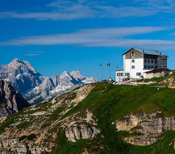 Am Fuße der berühmten Drei Zinnen: Die Auronzohütte (2.333 m)