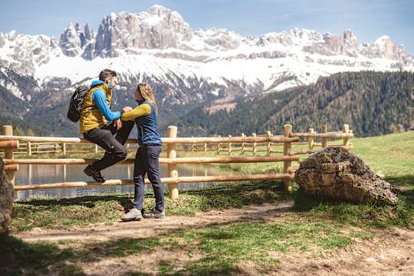 Eine Paar genießen auf der Seiser Alm das Panorama.