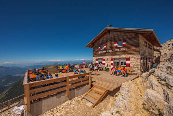Wanderer auf der Terrasse der Latemarhütte im Latemarmassiv, Eggental