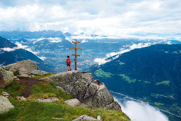 Am Orenknott – Blick über Meran zu den Sarntaler Alpen.