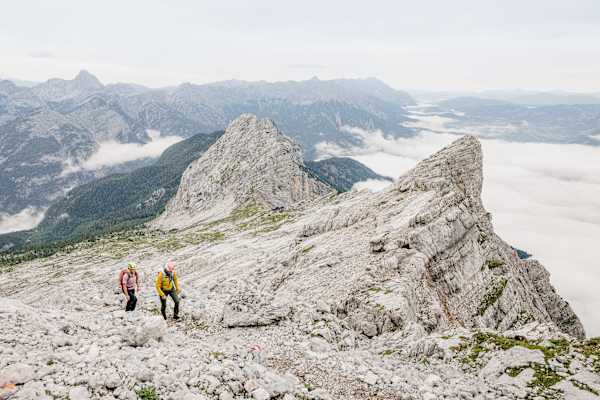 Zwei Wanderer in den Leoganger Steinbergen