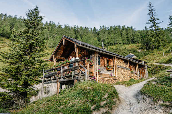Blick auf die Lettlkaser Hütte in den Leoganger Steinbergen