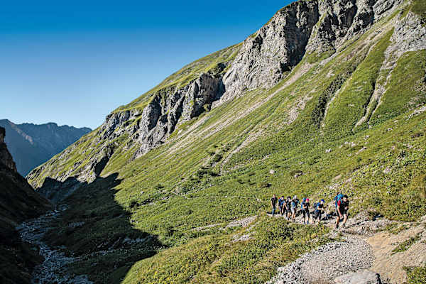 Nach dem Sperrbachtobel verläuft der Weg durch Alpgelände bis zur Kemptner Hütte.