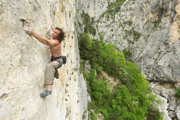 Stefan Glowacz klettert "Golden Shower" in der Verdonschlucht