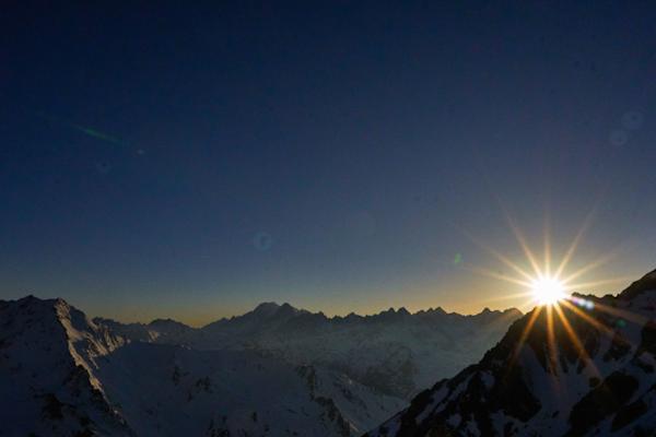 Südwand des Combin de Valsorey: Sonnenaufgang in den Walliser Alpen