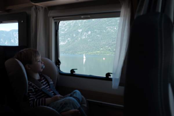 vorbei am Ostufer des Bohinjsko jezero, das deutlich belebter und touristischer ist.