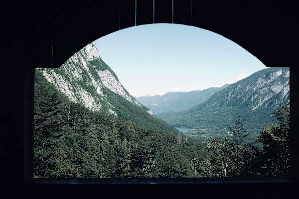 Blick von der Aussichtsplattform zurück über die Ausläufer des Triglav Nationalparks und den See von Bohinj. Der Aufstieg zum Wasserfall kostet 4 Euro, der Nationalpark hat regulär geöffnet.