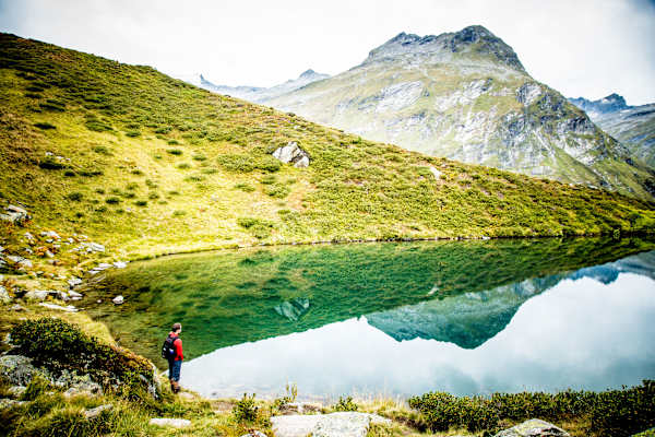 Über eine gut begehbare Geländestufe geht es abwärts zum Salzbodensee