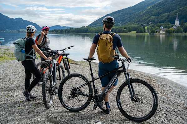 Auf 28 km führt der Radweg fast immer direkt entlang des Ossiacher Sees