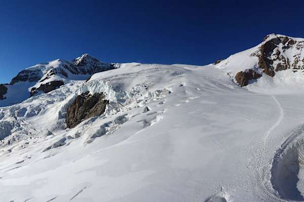 Blick von der Gnifettihütte zum Lysgletscher. Rechts die Aufstiegsspur und der Gipfel der Piramide Vincent (4.215 m)