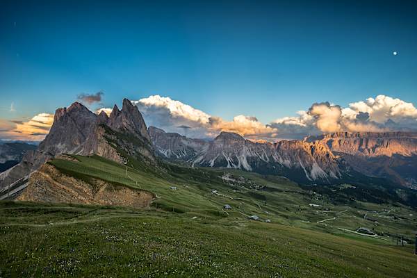 Sonnenuntergang mit Blick auf die Geislergruppe