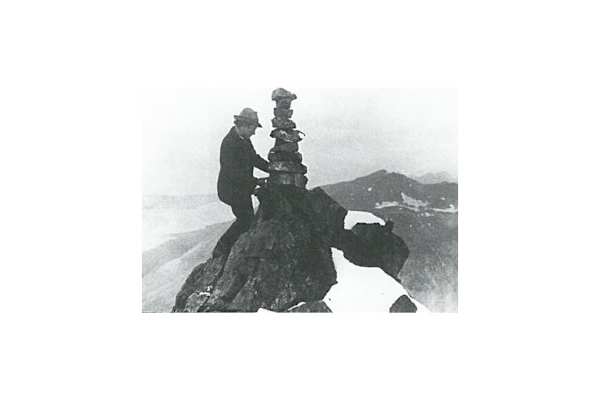 Emil Imboden, Sohn von Josef Imboden, errichtet 1899 einen Steinmann auf dem Imbodentind in Norwegen