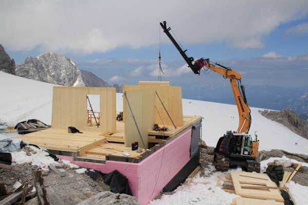 Zügig wird der Holzbau aufstellt.