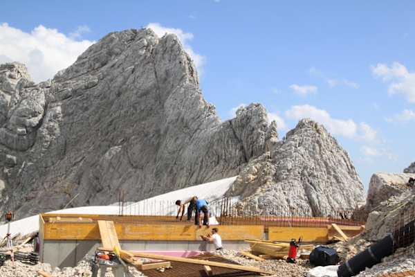 Bei schönem Herbstwetter wird die Baustelle winterfest gemacht.