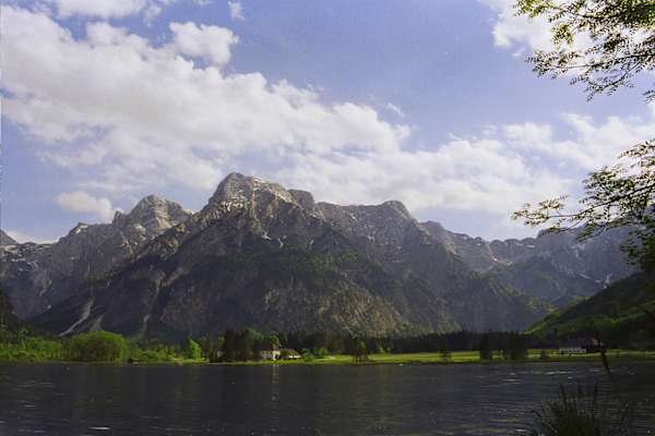 Der Kontrast könnte nicht größer sein – das grüne Wasser des Almsees und das karge Tote Gebirge im Hintergrund
