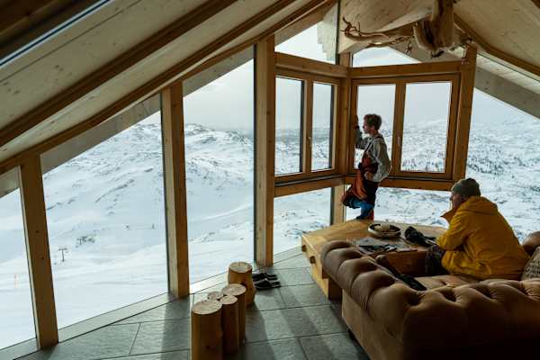 Von der Panorama-Suite der Krippenstein Lodge kann man nach unverspurten Hängen und neuen Lines im Gelände Ausschau halten