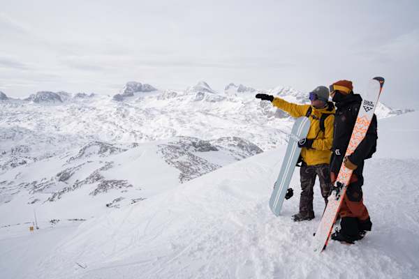 Wenn Freerider nicht irgendwo im Pulver hängen, dann suchen sie aus der Ferne nach dem richtigen Gelände für neue Abfahrten