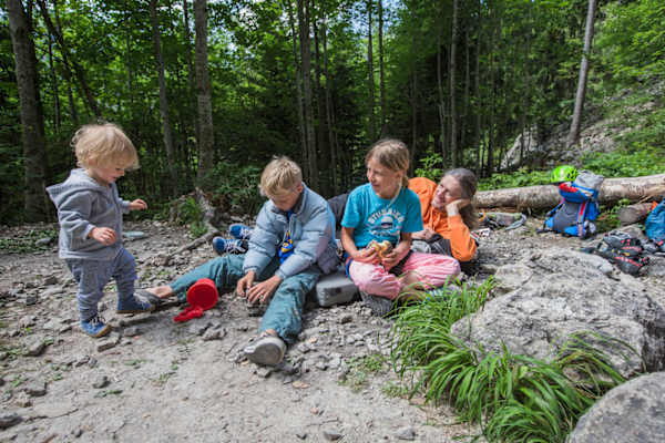 Die ganze Familie auf Kletterausflug