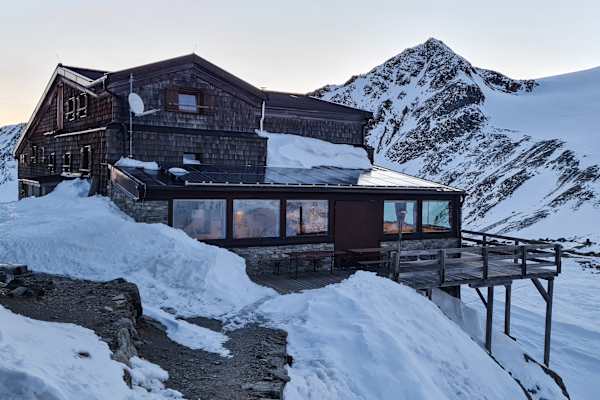 Die Similaunhütte mit ihren Panoramafenstern