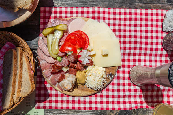 Brettljause auf der Gramai-Hochleger-Schutzhütte