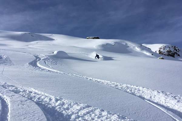 Geländeabfahrt am Arlberg