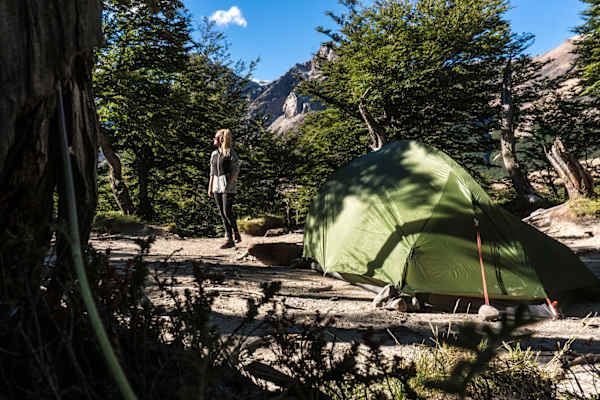 Elisabeth beim Campen im Torres del Paine National Park, Chile (Patagonien)